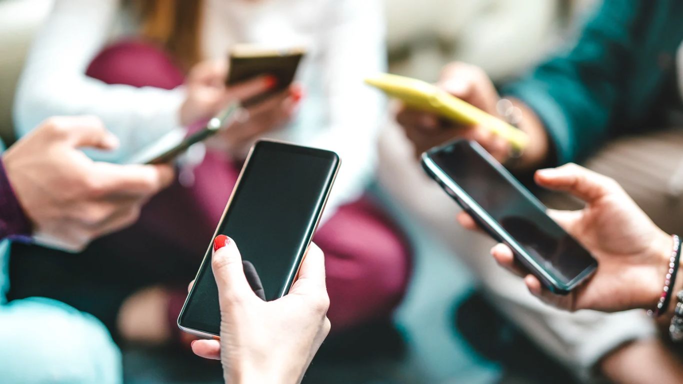 Ano letivo começa com restrição ao uso de celulares nas escolas