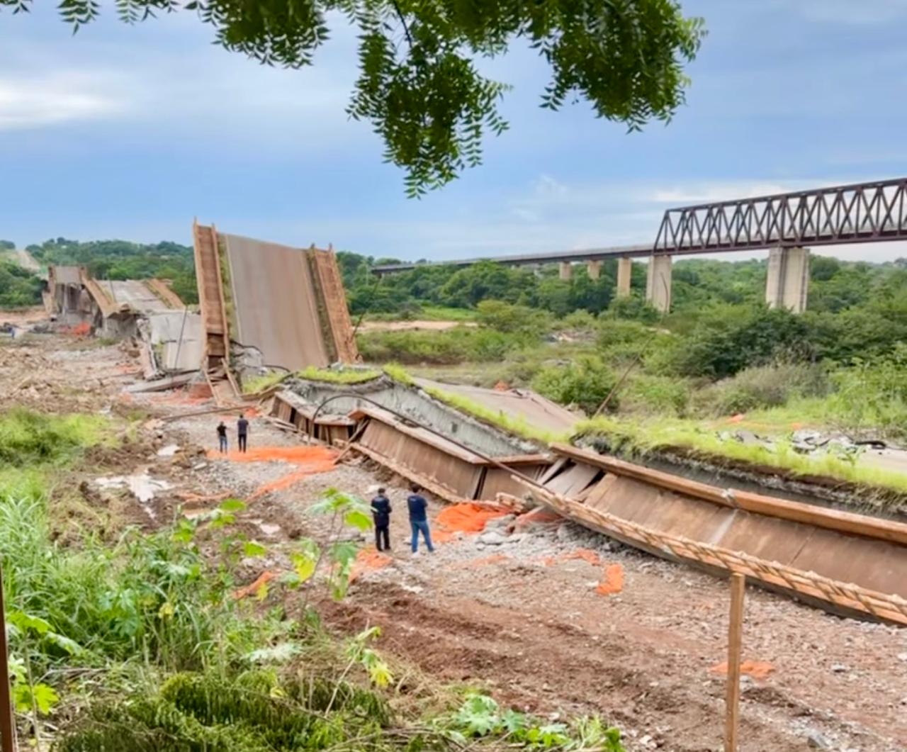 Implosão das Plataformas Restantes da Ponte JK durou cerca de 15 segundos