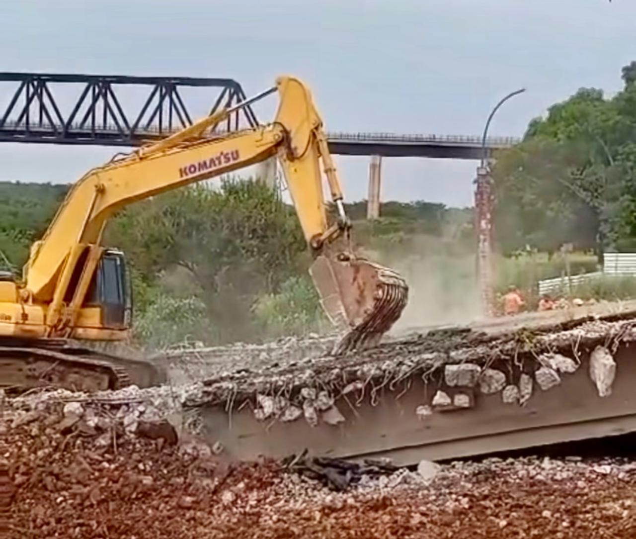 Máquinas trabalham para limpar destroços da Ponte Juscelino Kubitschek de Oliveira, no Tocantins