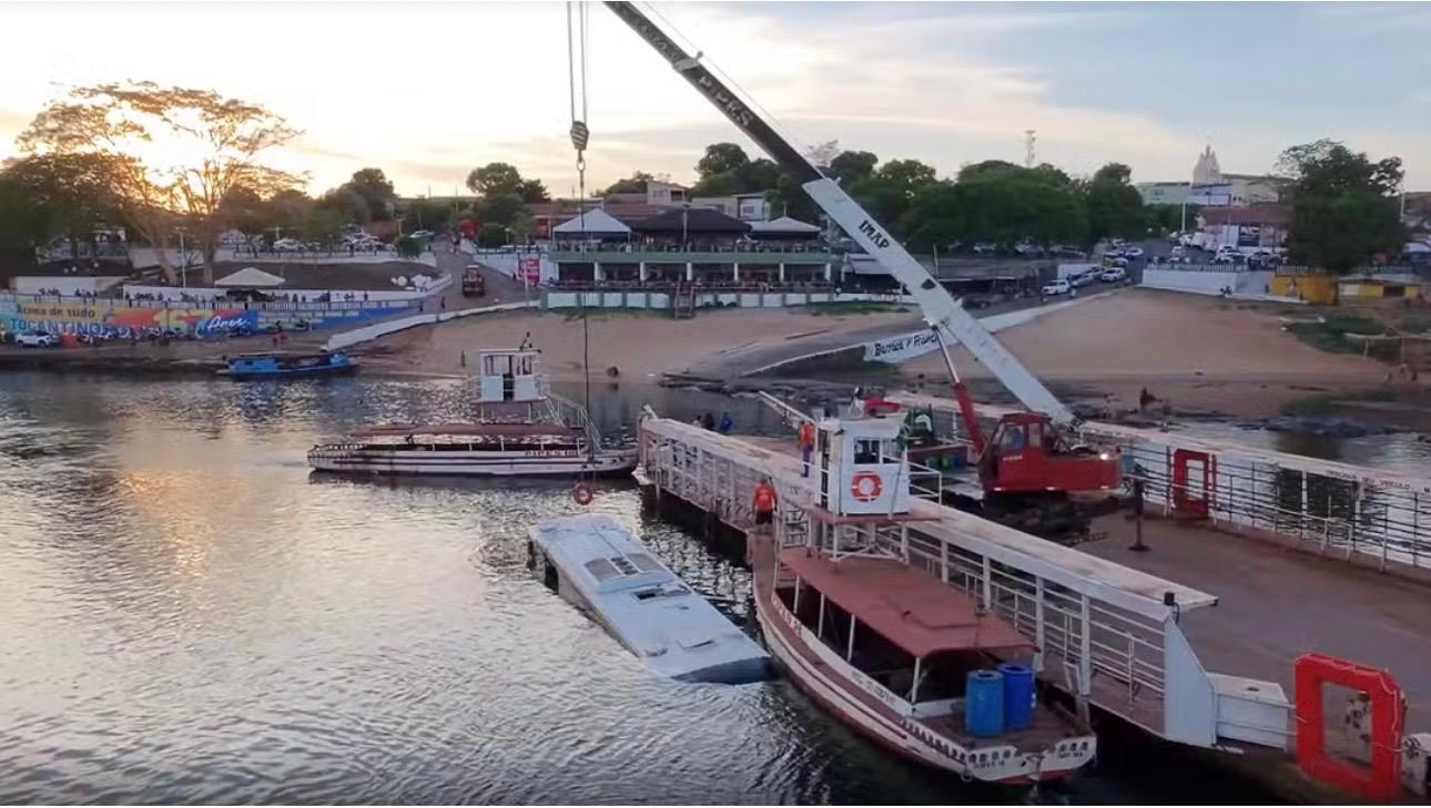 Ônibus de turismo que caiu de balsa em Tocantinópolis é retirado do Rio Tocantins após operação de resgate delicada