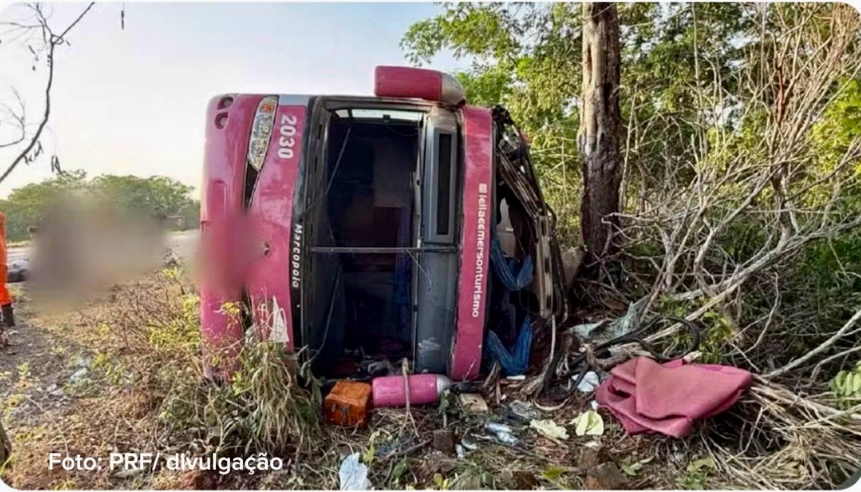 Ônibus com 46 passageiros tomba na BR-230, em Axixá do Tocantins, e deixa feridos durante a madrugada