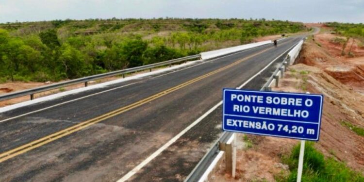 Ponte sobre o Rio Vermelho.