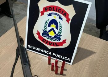 Mulher ameaçada com espingarda