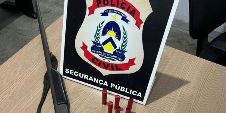 Mulher ameaçada com espingarda