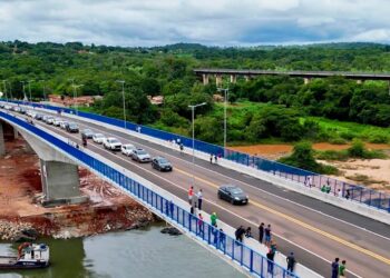Nova Ponte JK é inaugurada.