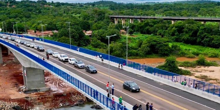 Nova Ponte JK é inaugurada.