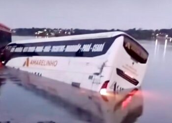 Ônibus de turismo cai no Rio Tocantins.