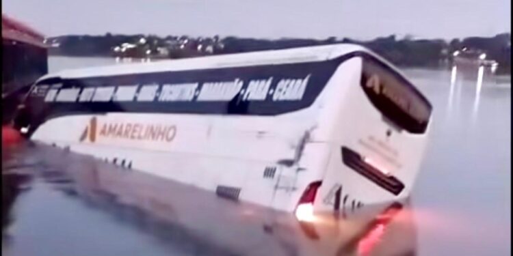 Ônibus de turismo cai no Rio Tocantins.