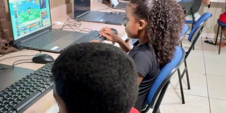 Internet nas escolas públicas.