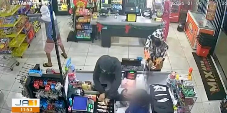 supermercado foi alvo de um assalto à mão armada.