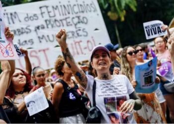 Protesto contra feminicídios reúne mulheres na Avenida Paulista - Foto: Tuane Fernandes/Reuters