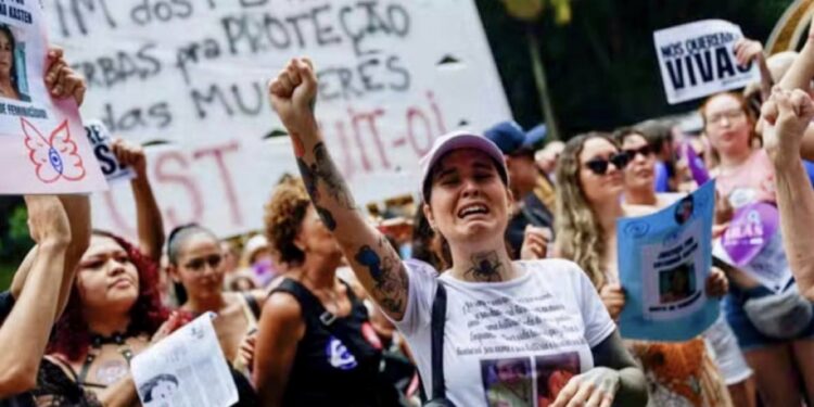 Protesto contra feminicídios reúne mulheres na Avenida Paulista - Foto: Tuane Fernandes/Reuters